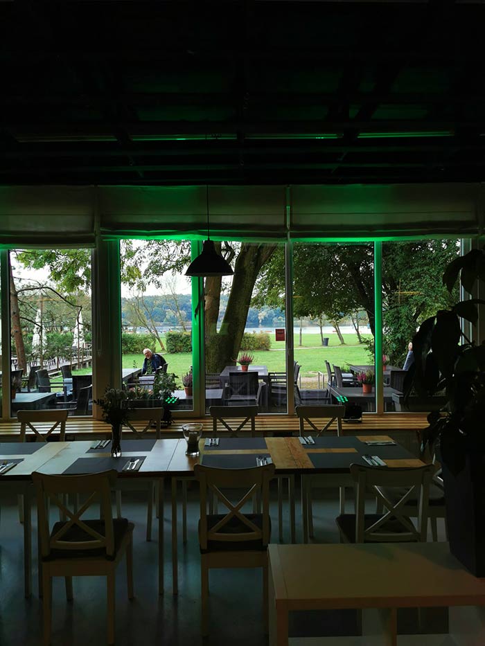 Okna restauracji rozświetlone zielonym światłem